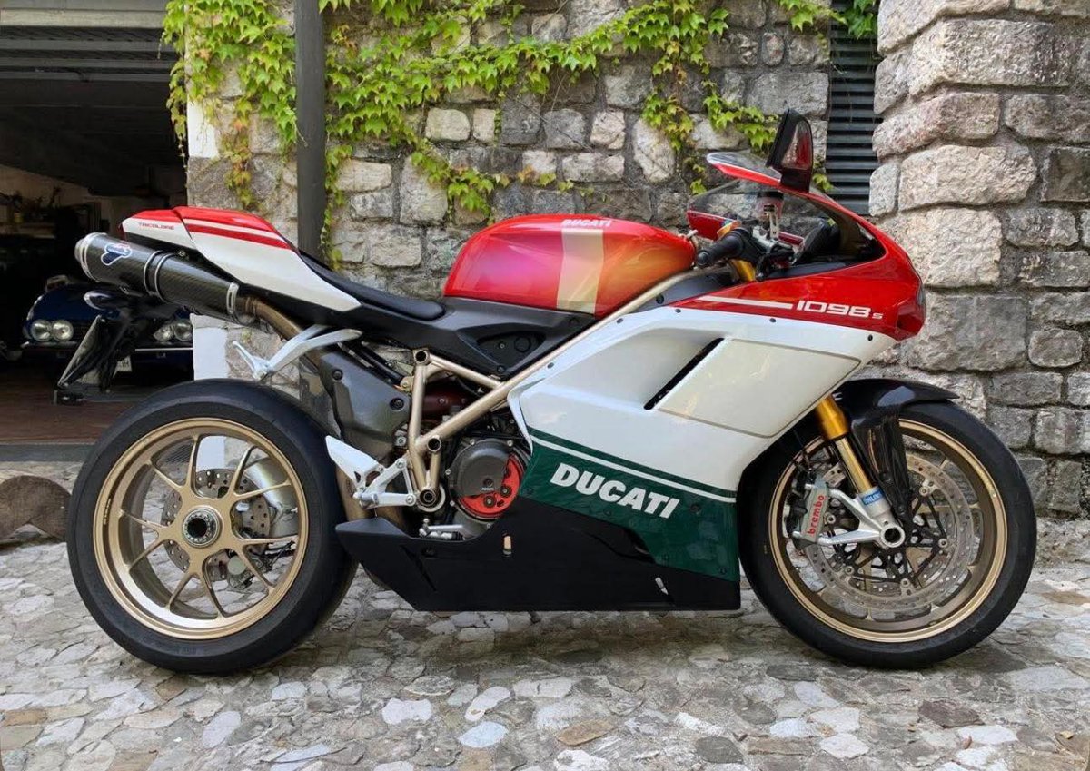 ParadisOuEnfer's tweet photo. C'est toujours la plus belle ducati du monde à mes yeux ❤️ https://t.co/Yi5TleZv75