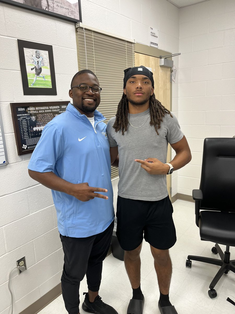 chance_collier5's tweet photo. Great having Coach Jourdyn Thompson (@CoachThompson_3) from @TxWesFootball out at practice today! Appreciated the talk and the interest in my game. Looking forward to staying in touch with the Rams! 🐏🏈 #RamUp #Ramily

@CoachSanchezSHS @SHS_CoachRod @CoachBanda_SHS @jacampbe47 @Coach_MOrales @Sotocats_FB @WildcatsDen_SA