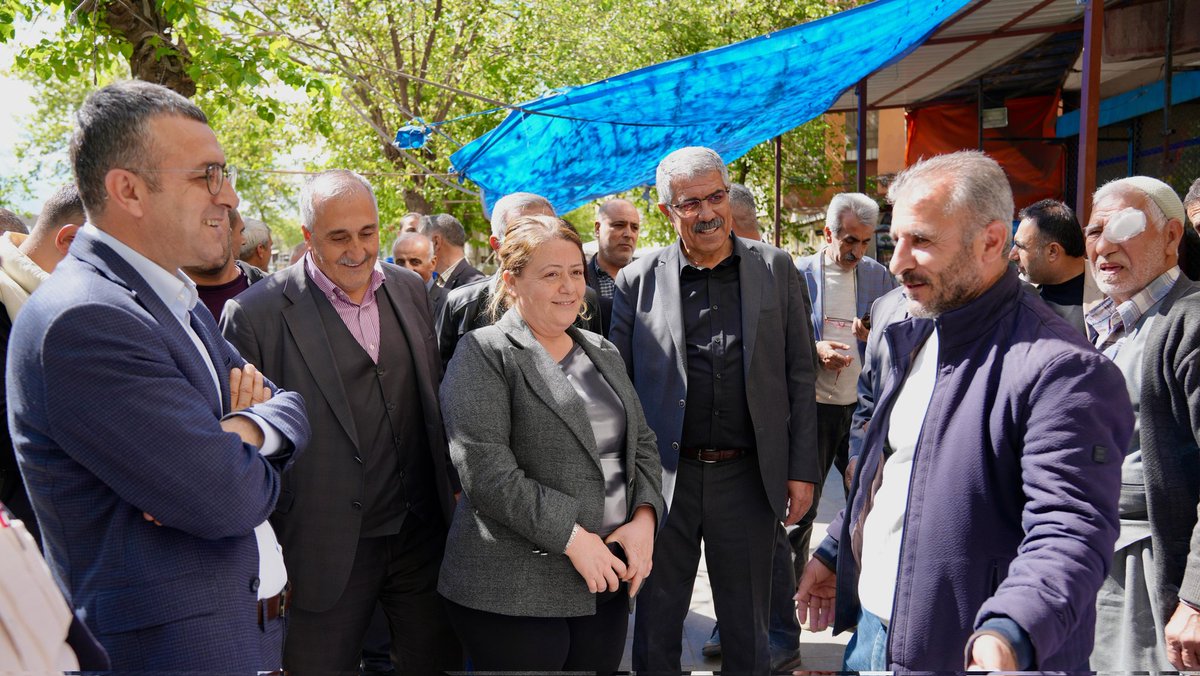 Bağlar Belediye Eş Başkanlarımız Leyla Ayaz ve Siraç Çelik ile ilçe eş başkanlarımızın katılımıyla Bağlar ilçemizde esnaf ziyaretleri gerçekleştirdik.
Esnafımızın ekonomik sorunlarını, yurttaşlarımızın gündelik yaşamda karşı karşıya kaldığı sıkıntıları ve kentimizin temel
