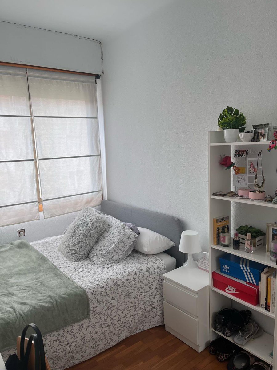 holaaa soy paula y estoy buscando 3 chicas para compartir piso en Barcelona (zona de Sants) para entrar en julio. 
el piso es súper luminoso tiene un balconcito y es exterior!!!
solo personas limpias y tranquilas porfa (que yo estaré estudiando el mir😔😔😔)

agradezco difusión