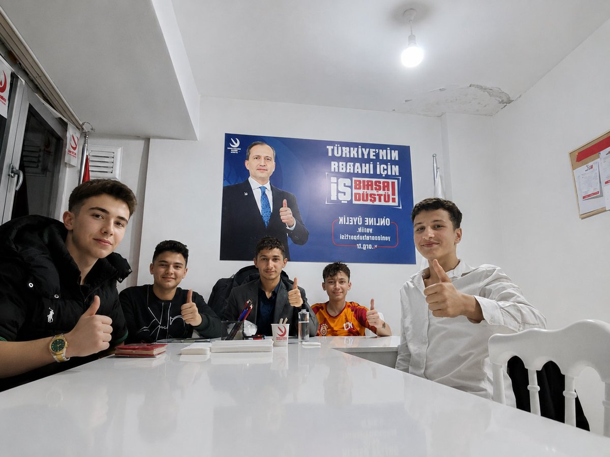gencyrppendik's tweet photo. Yeniden Refah Partisi Pendik Gençlik Kolları olarak haftalık toplantımızı Teşkilât Başkanımız Ömer Faruk Yalvac'ın yönetimi ile orhangazi mahallesi irtibat binamızda gerçekleştirdik.

fehmi özkan pörtlek,ahmet selim karabaş ve talha öncel başkanlarımıza rozet takdimi gerçekleşti. https://t.co/EoKp8zLhNX
