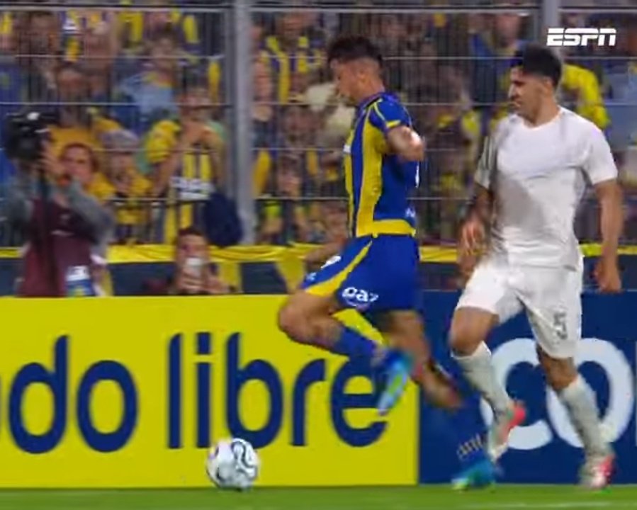 Esto es lo que cobra el árbitro, pero el video que suben corta esa parte, para que los bobitos vayan corriendo a comentar que no era penal. Hoy en dia se vive de interacciones y estos saben que operando contra Central lo logran