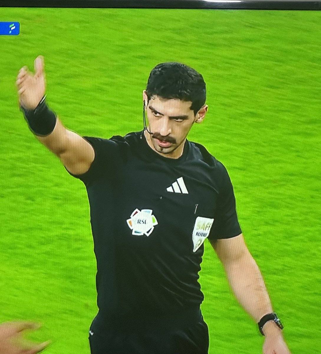 Ze_ze83's tweet photo. أفضل حكم سعودي شوط حلو جدا 💚💚#الأهلي_الفتح https://t.co/MX2ucpdvPU