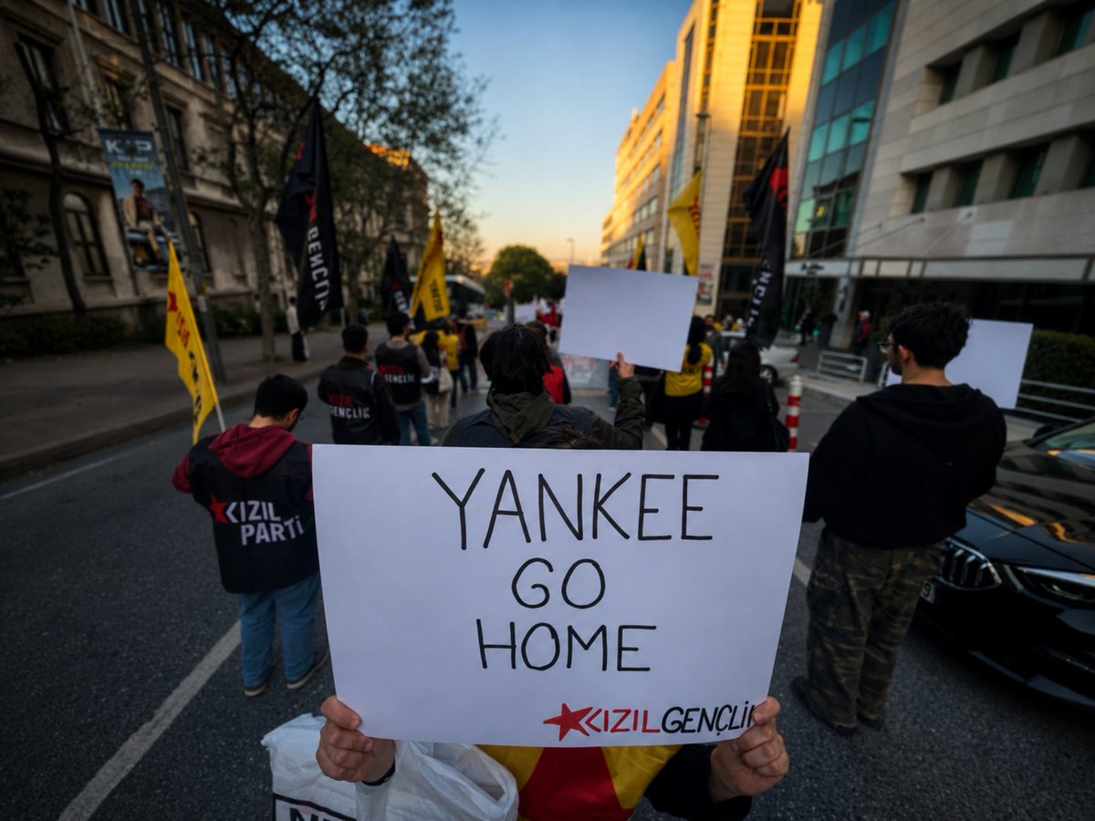 kizilgenclik1's tweet photo. İstanbul'da yürüyor, Denizleri anıyoruz! https://t.co/Nq0oxHuS2H