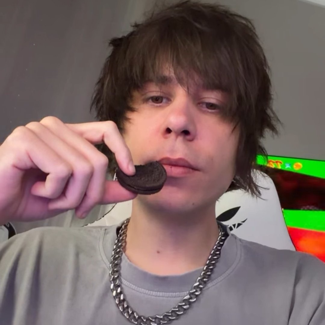 rubsprn's tweet photo. Yo siempre fan de rubius sin gorra viva rubius sin gorra https://t.co/gAHPMnFA8n