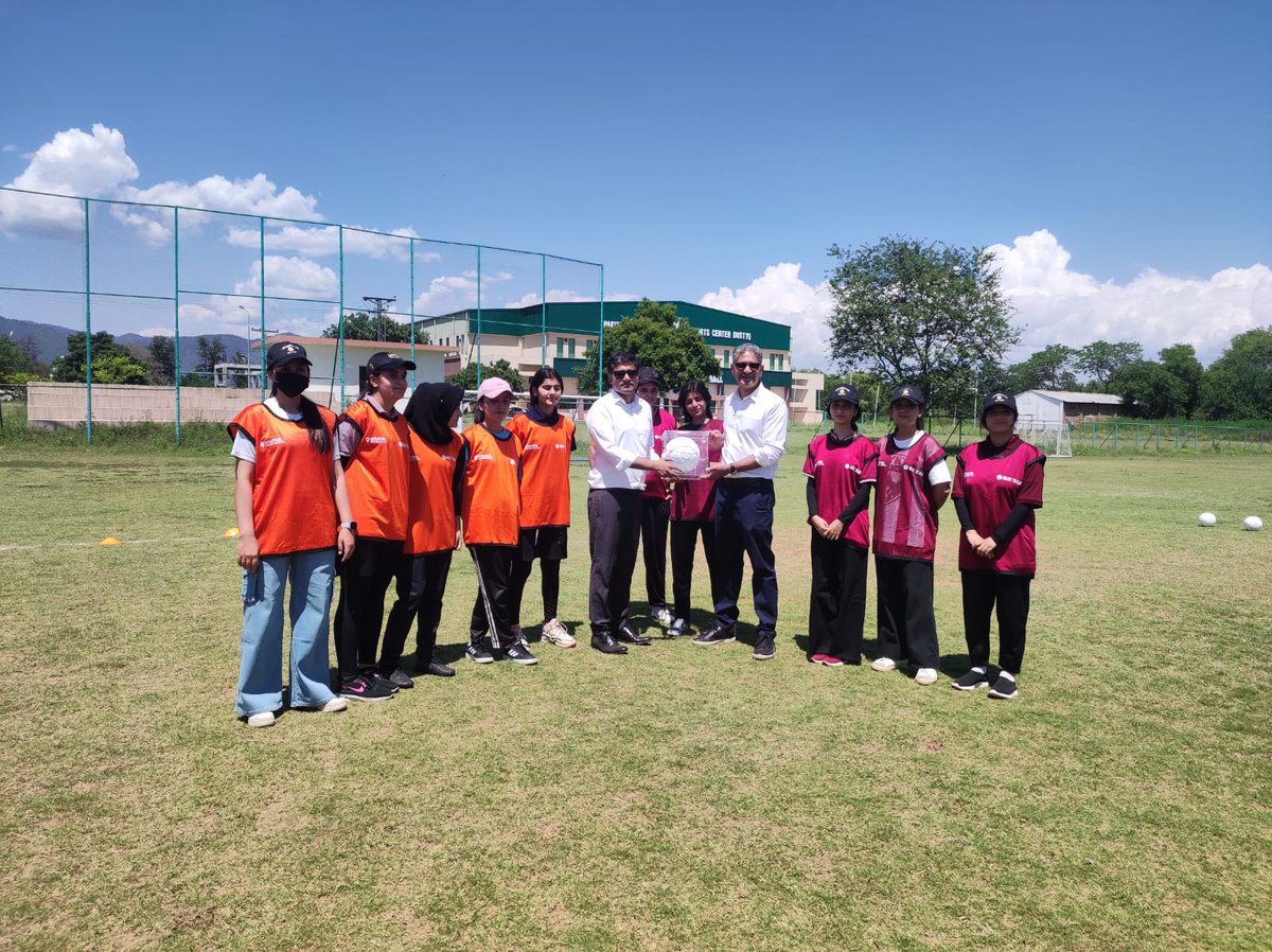 RightToPlayPak's tweet photo. We had the pleasure of hosting H.E. @tarikdev, High Commissioner of Canada, for an energetic interaction with our young football enthusiasts as part of our CFLI-supported initiative.
🧵1/1 https://t.co/5e0VIaqARp