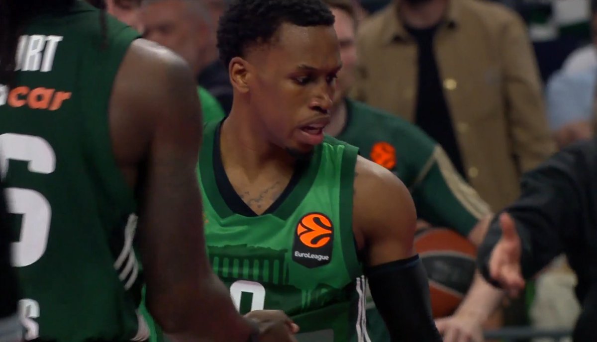 Puerto chambre après un gros tir Action suivante : And one de TJ Shorts sur  la tronche de Puerto Réponse pleine de caractère 🔥 (Puerto se blesse en  retombant...) #EuroLeague