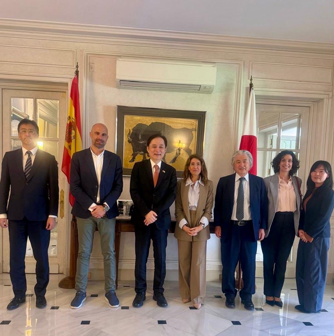 raquelsjimenez's tweet photo. 🇪🇸🇯🇵 Hoy, parte del equipo de @paradores hemos mantenido un encuentro con el embajador de Japón en España para seguir estrechando la cooperación entre ambos países y explorar nuevas oportunidades compartidas en materia de turismo. https://t.co/HtEXlxBwGL