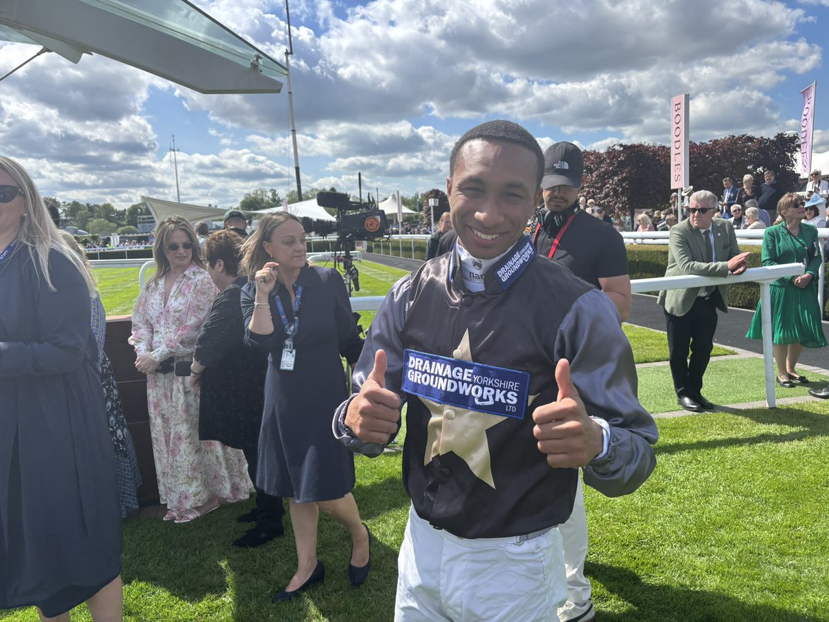 HonestFrank's tweet photo. @RebeccaEMenzies Centre of attention! ๐ฅ
Well done today - roll on @Ascot ๐ ๐ฉ
#Adonius #ChesterRaces https://t.co/tgv6VpBdsr