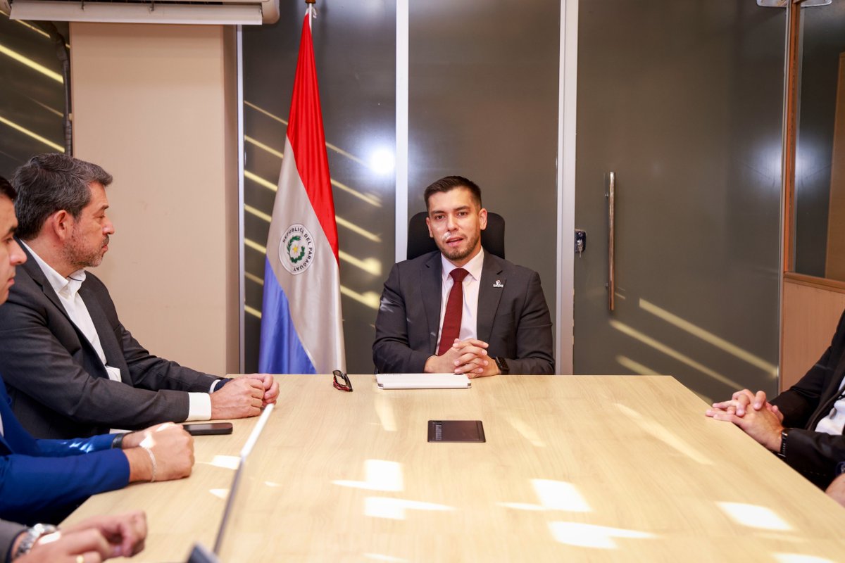 MIC_PY's tweet photo. #MIC | Financiamiento Industrial a Medida 🏭

El viceministro @javierjviveros se reunió con AFD y BNF para diseñar líneas de financiamiento a medida del sector industrial paraguayo. 

🔗 Nota completa: https://t.co/mMkvjGe41E

#GobiernoDelParaguay https://t.co/KxVgvQuoLX