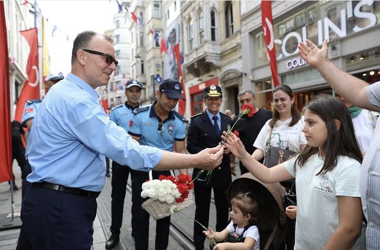 Hep yazdım. Yine yazacağım.

Bu devlete, bu aziz millete 40 yılı aşkın süre, siciline tek bir leke düşmeden hizmet etmiş bir isim…
Birinci sınıf emniyet müdürü…
İBB Zabıta Daire Başkanı Engin Ulusoy…

Tutuklu yargılandığı mahkemeye artık gelemiyor.

Neden?
İstemediği için