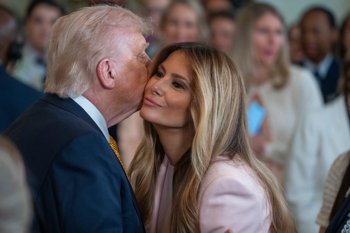 PenguinSix's tweet photo. The @FLOTUS and @POTUS held a Mother's Day event in the East Room today, welcoming military mother's to the White House. https://t.co/xv352SwFzS