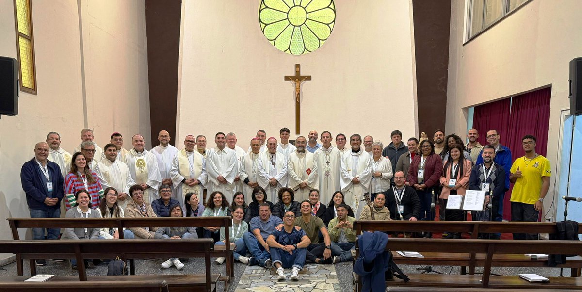 La foto junto a los integrantes de la Fazenda de la Esperanza Monte Carmelo (Montevideo) y quienes participan del Encuentro regional del Cono Sur del <a href="/CelamWeb/">Consejo Episcopal Latinoamericano y Caribeño</a> en Montevideo