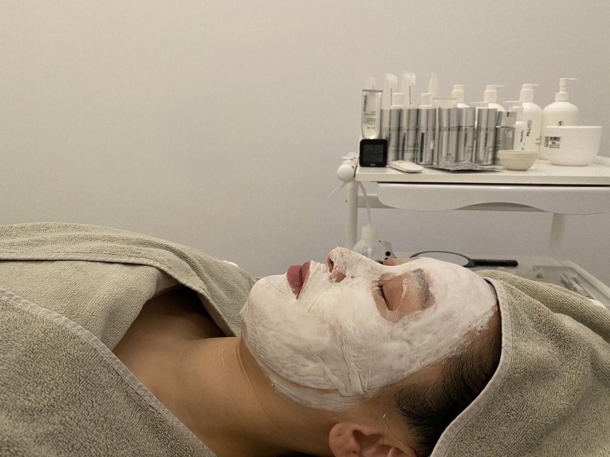 Evelyn2Yy's tweet photo. Women maintain their beautiful appearance through facial care. I feel younger now 💆‍♀️😌#SpaTreatment https://t.co/Q6tMOAMV3y