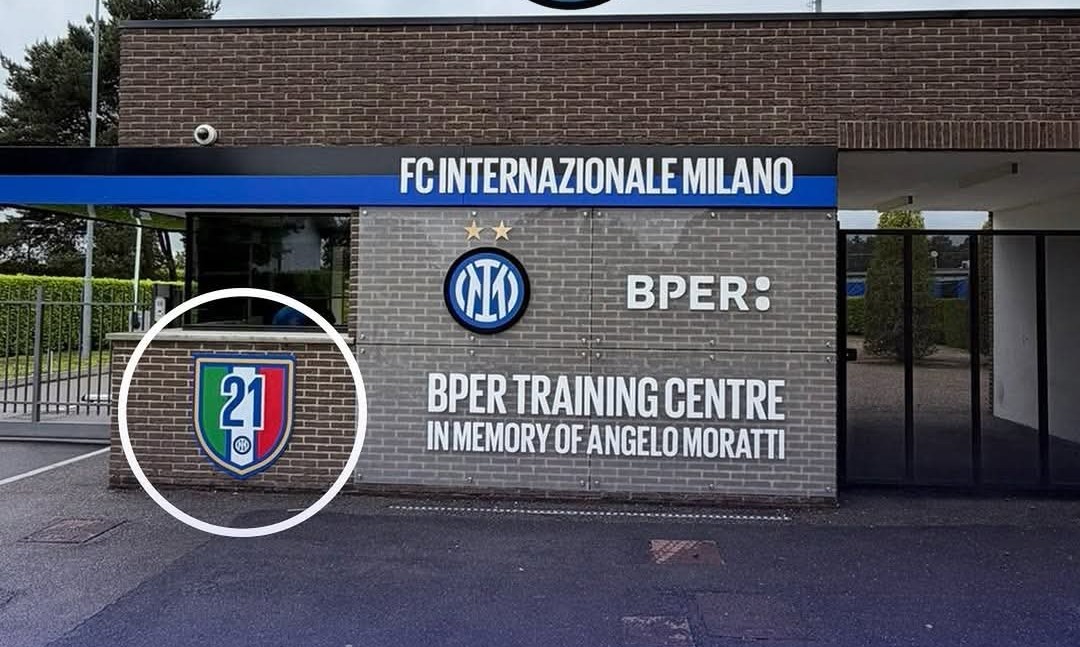 Dopo la sede è tempo di aggiornamenti anche alla Pinetina: lo scudetto numero 21 ora è in bella vista all’ingresso di Appiano Gentile!#inter🖤💙2️⃣1️⃣🇮🇹🏆🌎