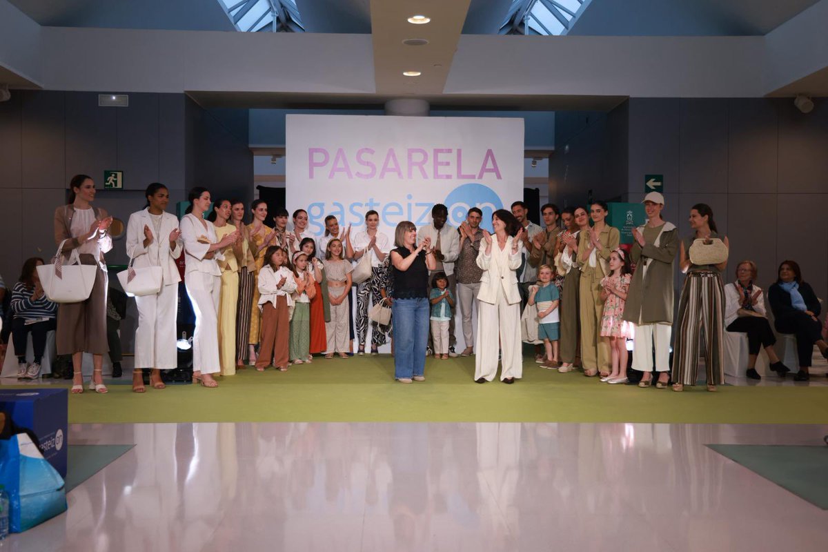 pasarelagon's tweet photo. 𝐆𝐀𝐋𝐄𝐑𝐈́𝐀𝐒 𝐗𝐀𝐑𝐀

📍Badaia, 21

Detrás de cada look hay algo más que moda: hay elección, cuidado e ilusión. Galerías Xara ha querido compartir una forma de entender el estilo cercana, versátil y pensada para personas reales.

#PasarelaGon2026 #GasteizOn #VitoriaGasteiz https://t.co/EMZFYbt7yd