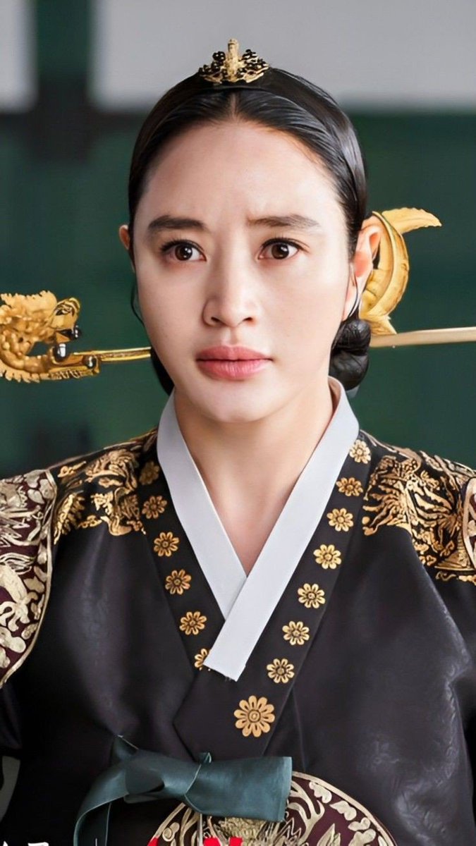 The Queen in "Under the Queen's Umbrella"  might just be the best queen in historical kdrama history. While most queens in sageuks fight for power, she fights for her children.❤️❤️