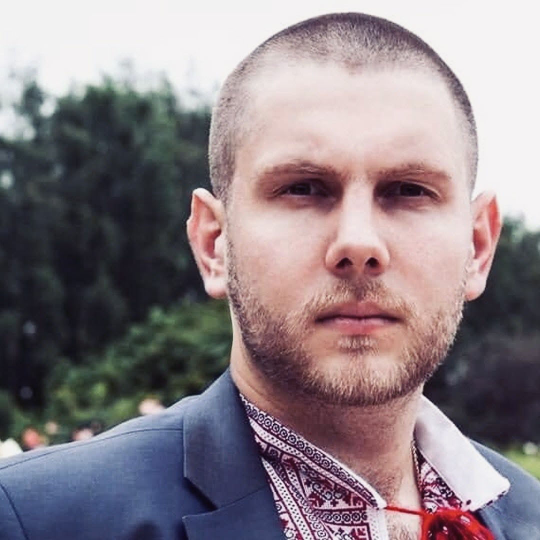Згадаємо.

Три роки тому, на околицях фортеці Бахмут, загинув Віктор Панаско — сотник «Іранець». Один із тих, чиє ім’я українська національна пам’ять нестиме крізь покоління. Людина чину. Ідейний націоналіст, відданий побратим, люблячий чоловік, суворий командир і воїн, який не