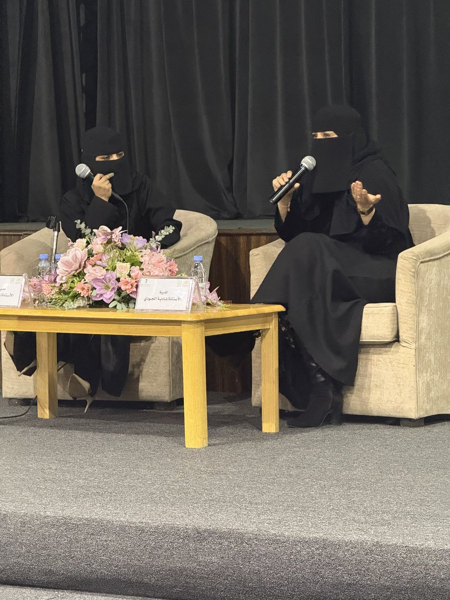 F7OLS_'s tweet photo. شهدت جمعية الثقافة والفنون بالطائف مساء اليوم إقامة أمسية ثقافية بعنوان «الأدب وبناء الوعي.. كيف يصنع النص إنسانًا مختلفًا»، قدمتها المدربة نادية الجودي، وأدارت حوارها الإعلامية رحمة الطويرقي، @zahrtalgerah وسط حضور ثقافي وإعلامي لافت.

      وتناولت الأمسية أثر الأدب في تشكيل الوعي الإنساني، ودور النصوص الأدبية في بناء الفكر وتعزيز القيم وصناعة الإنسان القادر على فهم ذاته ومجتمعه، كما شهد اللقاء تفاعلًا كبيرًا من الحضور عبر المداخلات والنقاشات الثرية التي أضفت على الأمسية طابعًا فكريًا مميزًا.

      وقد تميزت الأمسية بحوار هادئ وعميق جمع بين الطرح الثقافي والأسلوب الإعلامي الراقي، مما أسهم في إيصال الأفكار بصورة سلسة ومؤثرة، في مشهد يعكس الحراك الثقافي المتنامي الذي تشهده محافظة الطائف.