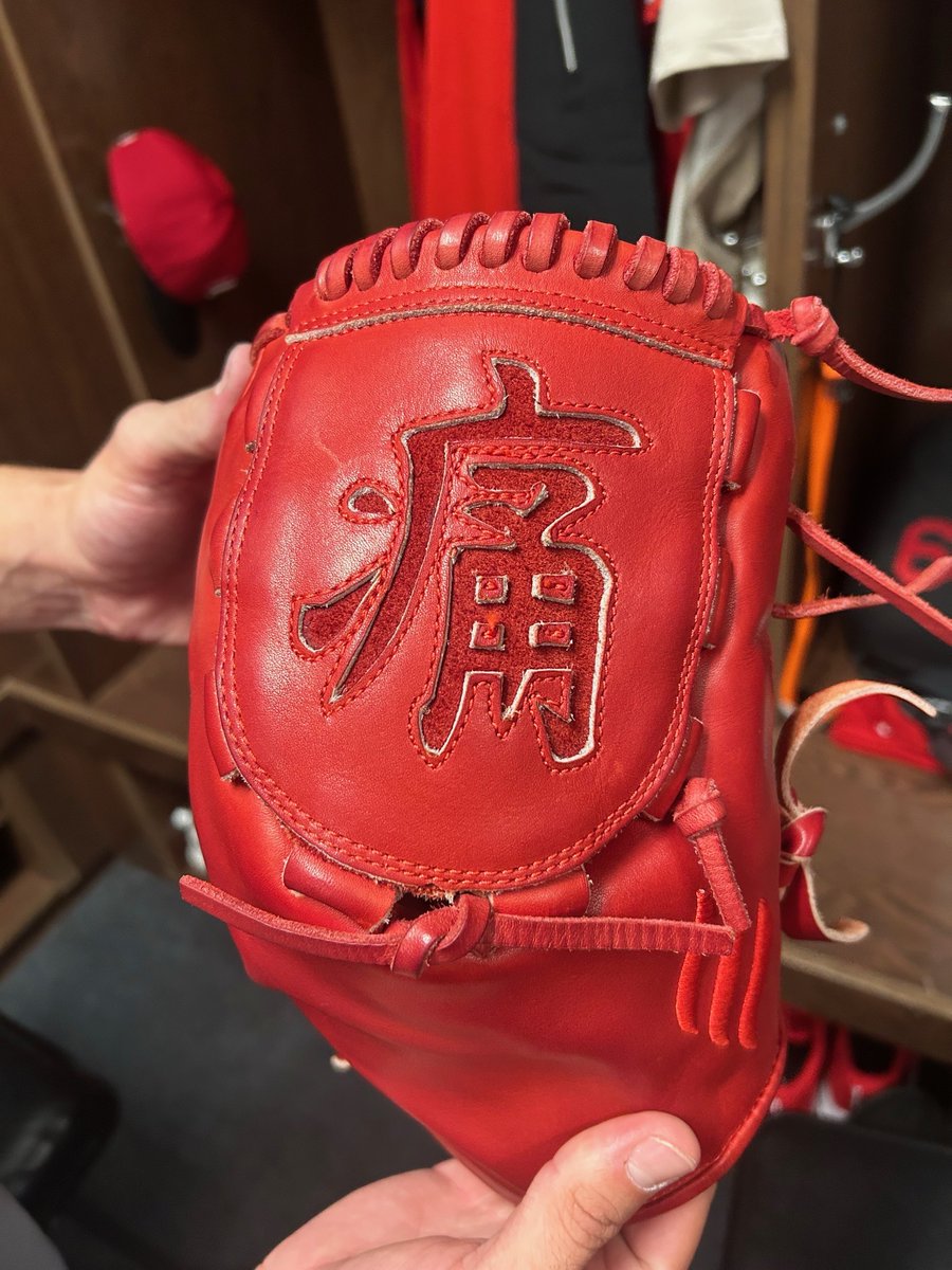 kyodo_mlb's tweet photo. ４日のカブス戦に先発登板したレッズのペティ投手は日本アニメの大ファン。試合用の赤グラブ「痛」はナルト#Naruto　から。練習用の「自由の翼」は進撃の巨人#Attack on titan　からです。 https://t.co/fzAYZSYYtf
