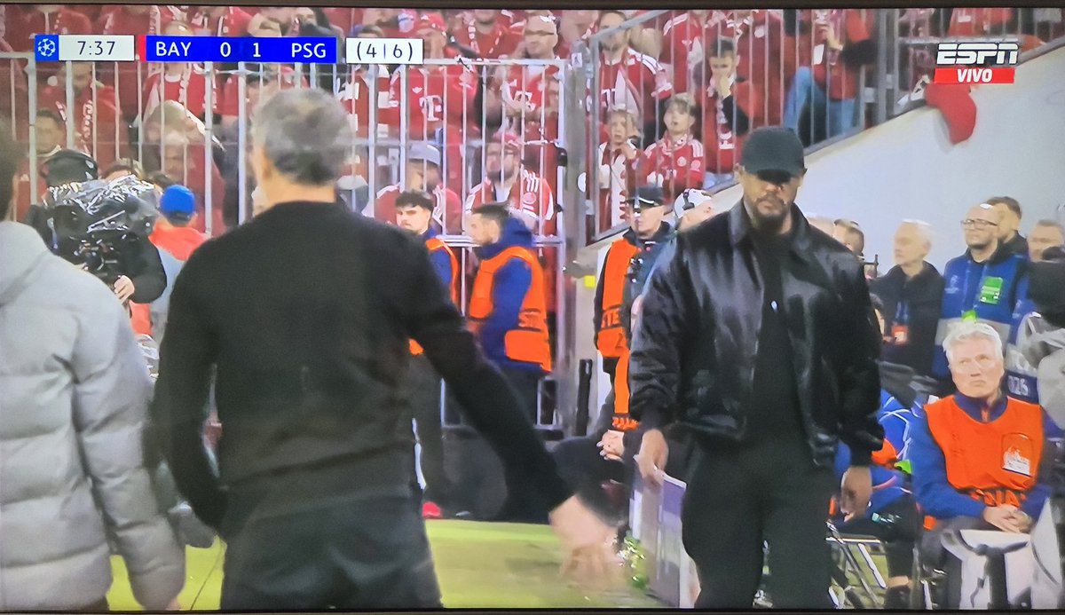 Semifinal Champions, los 2 Dts de negro, uno de los equipos con uniforme negro y ni por la cabeza se les pasa a los árbitros pedirles que se pongan chalecos 👏, sin duda es otro deporte en todo sentido! Aquí piden chalecos, se quiten gorras, lentes, unos figuretis los árbitros!