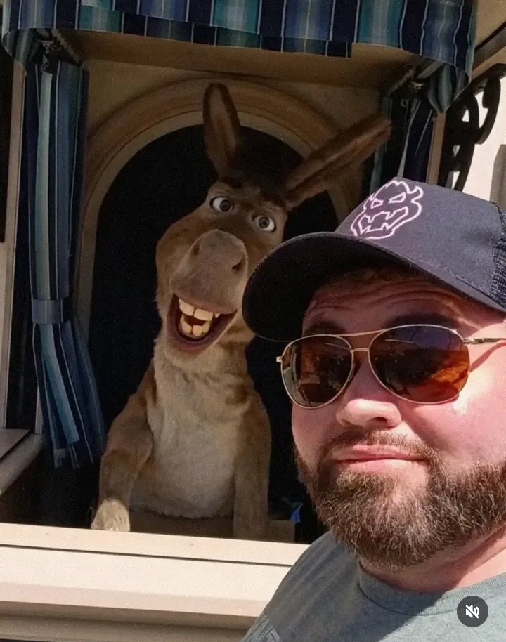The_CDW_'s tweet photo. Donkey is the best #Donkey #Shrek @UniStudios https://t.co/EciAx4BnR0