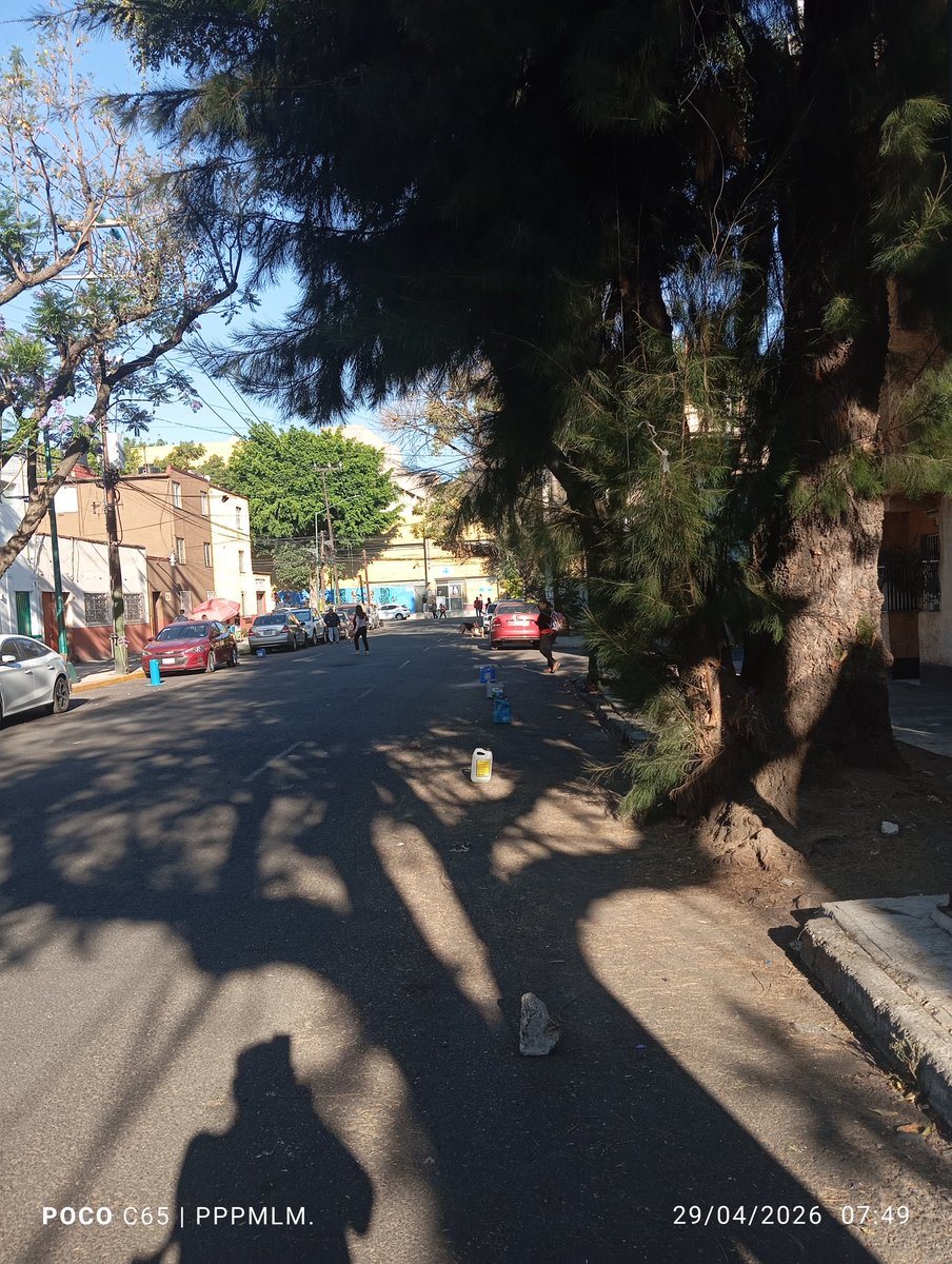 ecomandefensor's tweet photo. @AlessandraRdlv todas la calle de Dr. Jiménez, Dr.Duran y Dr. Arce, apartadas con piedras y botes, no te puedes estacionar y si lo haces te cobran 50 pesos, tipos en moto vigilando a que lleguen para cobrar.
Es un abuso, por favor visita la zona y quitalos.
Confío en tí. https://t.co/8wMZR9bkg4