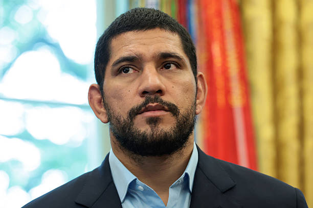 Poatan: "debi estudiar inglés, no entiendo una goma" 🤣🤣

Por suerte se llevó a Plinio Cruz que le sopla al oído #UFCWhiteHouse