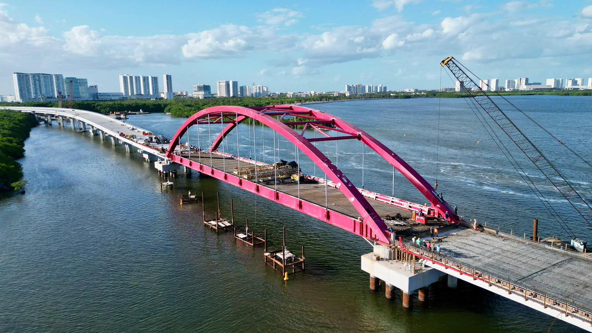 Hermosillog's tweet photo. La faraónica historia del Puente Nichupté:
En 2006, empresarios propusieron el proyecto al entonces presidente municipal Francisco Alor Quezada y al gobernador Félix González Canto. Quedó incluido en el Plan Estratégico de Desarrollo Sustentable Cancún 2030.
Lo archivaron más de 15 años… hasta que la 4T lo “rescató” y lo convirtió en su gran obra.  Resultado:
Lo que iba a costar 5,570 millones terminó en 12,021 millones (¡el doble!).
Más de 1,073 millones de pesos por kilómetro.
La concesión se la dieron a David Martínez (tercer accionista de Televisa), quien además cobrará 1,848 millones extras por mantenimiento durante 20 años.  Total para el contribuyente: 14,165 millones de pesos por solo 11.2 km de puente.