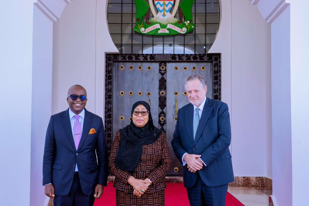 MadiniTanzania's tweet photo. Rais wa Jamhuri ya Muungano wa Tanzania Mheshimiwa Dkt. Samia Suluhu Hassan akiwa na Waziri wa Madini Mhe. Anthony Mavunde kwenye picha na Ujumbe wa Kampuni ya Perseus Mining Limited na Sotta Minining Corporation Limited mara baada ya mazungumzo yao, Ikulu ya Chamwino, Dodoma tarehe 6 Mei, 2026.