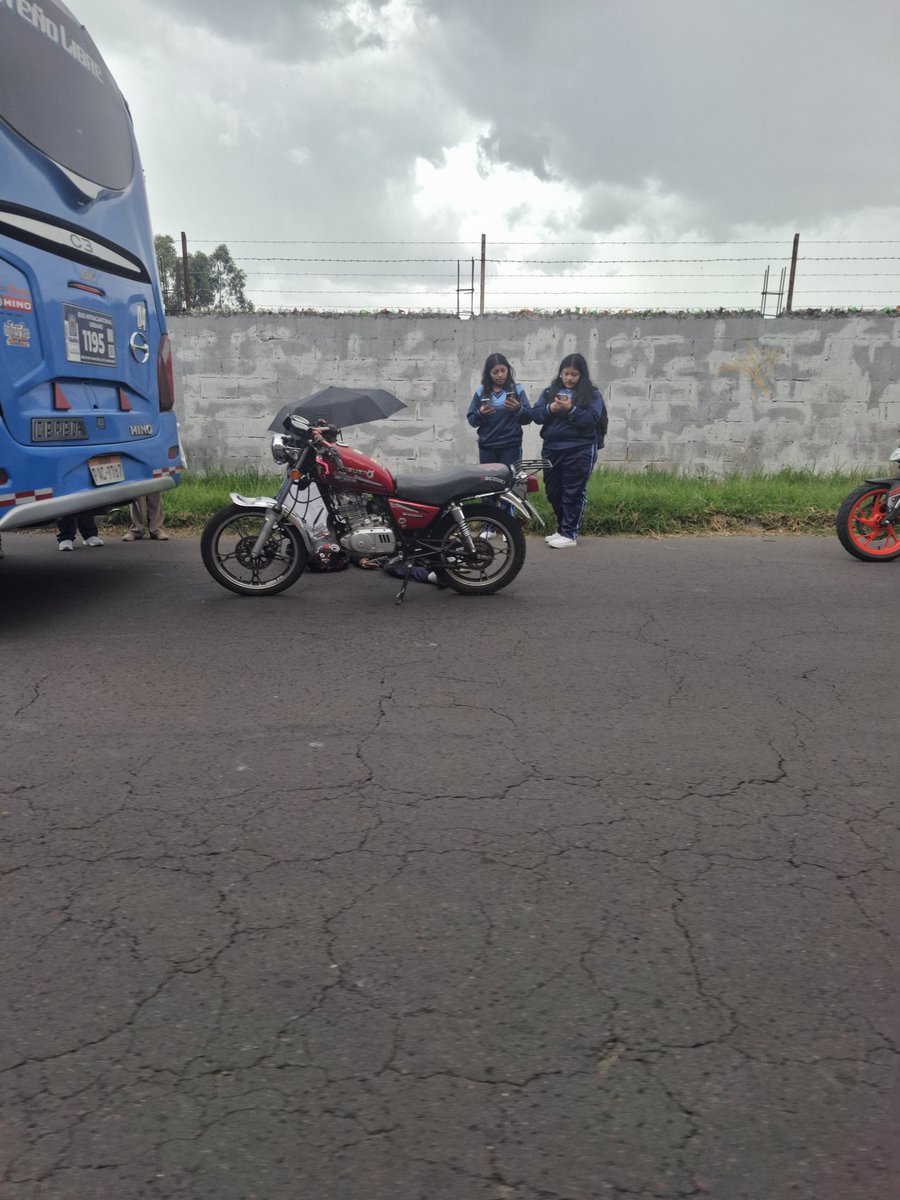 Bus de la cooperativa Quiteño Libre atropella a estudiante motorizado en San Isidro del Inca.. Y así quieren alza de pasajes éstos irresponsables.. <a href="/AMT_Quito/">AMTQuito</a> <a href="/PoliciaEcuador/">Policía Ecuador</a>