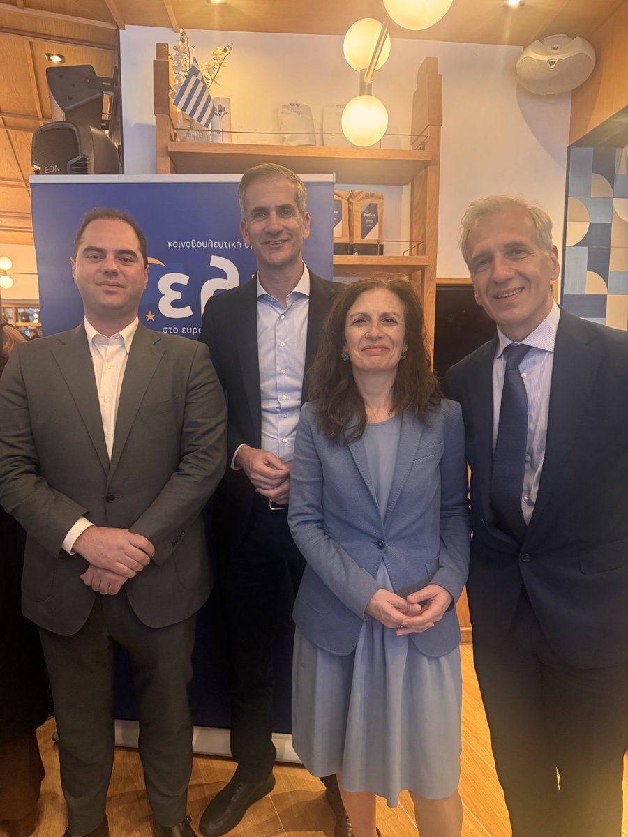 KBakoyannis's tweet photo. Πριν από 25 χρόνια, η πρώτη μου δουλειά ήταν ως συνεργάτης του @K_Hatzidakis  στις Βρυξέλλες.
Δεν ήταν απλώς μια επαγγελματική εμπειρία. Ήταν ένα πραγματικό σχολείο.

Εκεί κατάλαβα στην πράξη τι σημαίνει Ευρώπη, όχι μόνο ως πολιτικό εγχείρημα, αλλά και ως ένας χώρος συνεργασίας, σύνθεσης και καθημερινής δουλειάς για να βρίσκονται λύσεις που επηρεάζουν τη ζωή των πολιτών.

Έμαθα πολλά εκείνα τα χρόνια. Κυρίως όμως έμαθα τη σημασία των ανθρώπων: των σχέσεων εμπιστοσύνης, της συνεργασίας, της αίσθησης ότι συμμετέχεις σε κάτι μεγαλύτερο από τον εαυτό σου.

Γι’ αυτό και χάρηκα ιδιαίτερα που οι “Friends of the Delegation”, μου έκαναν την τιμή να μιλήσω στην ετήσια συνάντηση τους. Μια συνάντηση που φέρνει κοντά παλιούς και νέους συνεργάτες της αντιπροσωπείας της Νέας Δημοκρατίας στο Ευρωπαϊκό Κοινοβούλιο.

Γιατί τελικά, οι διαδρομές αλλάζουν, αλλά κάποια κοινά βιώματα μένουν. Και αξίζει να τα θυμόμαστε.

Συγχαρητήρια στην @vozemberg που αγκάλιασε έμπρακτα την εκδήλωση και σε όλους όσοι συνέβαλαν ώστε αυτή η πρωτοβουλία να γίνει θεσμός. Ιδιαιτέρως στους Ξένια Σημαντηράκη, Γιάννη Γεροχρίστο και Αλέξανδρο Παπακωνσταντίνου.

Ένα μεγάλο ευχαριστώ στους ευρωβουλευτές @M_Kefalogiannis , @DTsiodras , @fredisbeleris , για τη φιλία και τη στήριξη τους.