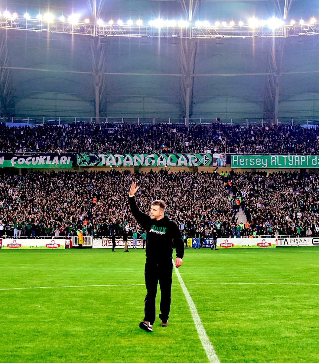 SametBakrrr's tweet photo. Yemyeşil bir sabahın 
Simsiyah bir akşamın 
Yeşil siyah hayatımın anlamı ! https://t.co/SRY5K44Fi6