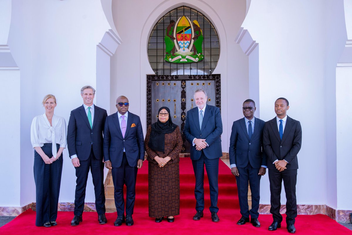 MadiniTanzania's tweet photo. Rais wa Jamhuri ya Muungano wa Tanzania Mheshimiwa Dkt. Samia Suluhu Hassan akiwa na Waziri wa Madini Mhe. Anthony Mavunde kwenye picha na Ujumbe wa Kampuni ya Perseus Mining Limited na Sotta Minining Corporation Limited mara baada ya mazungumzo yao, Ikulu ya Chamwino, Dodoma tarehe 6 Mei, 2026.