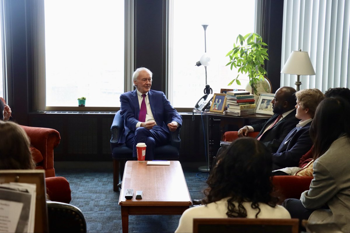 SMGebru's tweet photo. Introduced some of my @TuftsUniversity students to @SenMarkey. He has served as a state &amp; fed legislator for decades. Great for them to learn more about govt &amp; politics, bipartisanship in DC, as well as when &amp; how he engages with state &amp; local officials. #politicalscience #mapoli https://t.co/EYh6ebrMGN