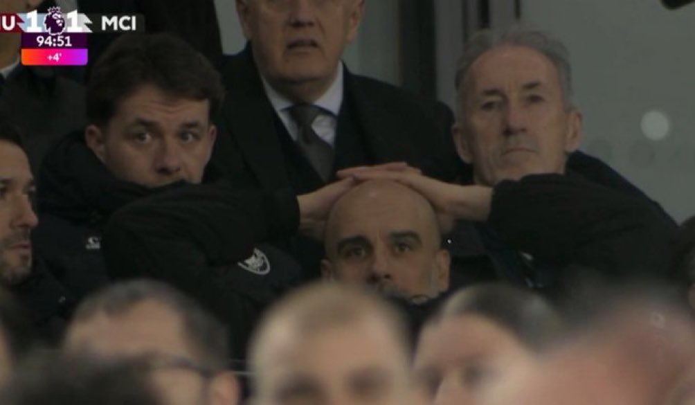 Today's officiating will be the highlights of this Bayern game wtffff