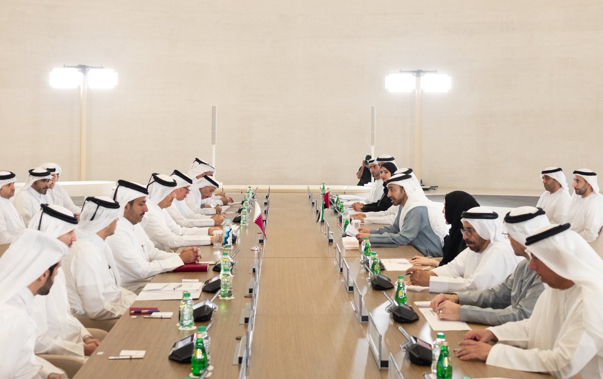 MofaQatar_AR's tweet photo. رئيس مجلس الوزراء وزير الخارجية @MBA_AlThani_ ونائب رئيس مجلس الوزراء وزير الخارجية الإماراتي يترأسان اجتماعات الدورة السابعة للجنة العليا المشتركة بين البلدين

أبوظبي | 6 مايو 2026

ترأس معالي الشيخ محمد بن عبدالرحمن بن جاسم آل ثاني، رئيس مجلس الوزراء وزير الخارجية، وسمو الشيخ عبدالله بن زايد آل نهيان، نائب رئيس مجلس الوزراء وزير الخارجية بدولة الإمارات العربية المتحدة الشقيقة، اجتماعات الدورة السابعة للجنة العليا المشتركة القطرية الإماراتية، التي عقدت اليوم في أبوظبي.

وأكد معالي رئيس مجلس الوزراء وزير الخارجية، في كلمته بمناسبة انعقاد الدورة السابعة للجنة، أن هذا الاجتماع يكتسب أهمية بالغة في سياق تطوير العلاقات بين البلدين والشعبين الشقيقين في مختلف المجالات، بما يخدم المصالح المشتركة، مشيرا إلى أن هذا التعاون يحظى بدعم كامل وتوجيه من القيادة الحكيمة لكل من حضرة صاحب السمو الشيخ تميم بن حمد آل ثاني أمير البلاد المفدى، وأخيه صاحب السمو الشيخ محمد بن زايد آل نهيان، رئيس دولة الإمارات العربية المتحدة الشقيقة.

وأثنى معاليه على جهود اللجنة التحضيرية وكافة الفرق المعنية في الإعداد والتحضير لأعمال الدورة، وما بذلته من عمل أسهم في وضع خارطة طريق لتطوير العلاقات الأخوية بين البلدين. 

وأوضح معاليه، أن "اجتماع اليوم يأتي امتداداً لاجتماعاتنا السابقة لتطوير وتعزيز العلاقات بين البلدين والشعبين الشقيقين في مختلف المجالات، ومتابعة ما حققته من إنجازات واستثمار الفرص المتاحة بين البلدين الشقيقين، كما أنه أتاح لنا الفرصة لتبادل وجهات النظر المشتركة حول الرؤى والمواقف في الوقت الذي تشهد المنطقة ظروفاً إقليمية ودولية بالغة الدقة". 
 
ولفت معاليه إلى التطورات المتسارعة والأحداث الاستثنائية التي تشهدها منطقة الخليج العربي في الوقت الراهن، وما تفرضه أزمة مضيق هرمز والاعتداءات العسكرية الإيرانية الغاشمة على دولنا من تحديات أمنية وجيوسياسية غير مسبوقة تلقي بظلالها على أمن واستقرار المنطقة وحرية الملاحة فيها.
 
وأكد معالي رئيس مجلس الوزراء وزير الخارجية أن "دقة هذه المرحلة وحساسيتها تتطلب منا اليوم، أكثر من أي وقتً مضى، تعزيز التشاور وتوحيد الرؤى، وتكثيف الجهود الدبلوماسية المشتركة لدرء المخاطر، وهو ما يستلزم تحقيق مزيد من التكامل بين البلدين في مختلف القطاعات، بما يسهم في تجاوز هذه التحديات ويحقق الخير والأمن والسلام للبلدين ولعموم دول المنطقة".

كما أكد معاليه، في ختام الكلمة، أهمية مواصلة العمل المشترك على ما تم الاتفاق عليه، بما يعزّز الشراكة بين البلدين ويحقق تطلعات الشعبين الشقيقين.

من جانبه، قال سمو الشيخ عبدالله بن زايد آل نهيان في مستهل كلمته خلال الاجتماع، إن انعقاد الدورة السابعة للجنة العليا المشتركة يعكس عمق الروابط الأخوية الراسخة والمتينة التي تجمع البلدين الشقيقين، والإرادة الثابتة في التعاون الوثيق والتآخي بين الأشقاء. 

وأكد سموه تطلع دولة الإمارات العربية المتحدة إلى تعزيز الربط الاستراتيجي والتكامل الاقتصادي بين البلدين، لا سيما في القطاعات الحيوية، وفي مقدمتها النفط والغاز والطاقة، بما يسهم في ترسيخ المصالح المشتركة، وتعزيز مرونة سلاسل الإمداد، وفتح آفاق جديدة للتعاون والاستثمار. 
 
كما أعرب "عن تطلعه أن تسفر أعمال هذه الدورة عن نتائج ملموسة ترسخ شراكتنا وتعزز مسيرتنا المشتركة". 

وشهد اجتماع اللجنة العليا، مشاركة واسعة لكبار المسؤولين من البلدين الشقيقين. 

جرى خلال الاجتماع، مناقشة تعزيز التعاون في قطاعات التجارة، والاستثمار، والطاقة، والتعليم، والثقافة، والبيئة، والصحة، والرياضة، والشؤون الإسلامية والأوقاف، والصناعة، والنقل، وغيرها من المجالات ذات الاهتمام المشترك.

وفي ختام أعمال اللجنة، وقع الجانبان على محضر اجتماع الدورة السابعة للجنة العليا المشتركة القطرية - الإماراتية.

وشهد معالي رئيس مجلس الوزراء وزير الخارجية، وسمو نائب رئيس مجلس الوزراء وزير الخارجية الإماراتي، التوقيع على عددٍ من الاتفاقيات ومذكرات التفاهم بين البلدين شملت : اتفاقية حماية وتشجيع الاستثمار، وقعها من جانب دولة قطر سعادة الشيخ فيصل بن ثاني بن فيصل آل ثاني وزير التجارة والصناعة، و من جانب دولة الإمارات العربية المتحدة معالي محمد بن هادي الحسيني، وزير دولة للشؤون المالية، ومذكرة تفاهم في مجال الزراعة والأمن الغذائي، وقعها من جانب دولة قطر  سعادة السيد سلطان بن سعد المريخي، وزير الدولة للشؤون الخارجية، ومن جانب دولة الإمارات العربية المتحدة معالي الدكتورة آمنة الضحاك الشامسي، وزيرة التغير المناخي والبيئة، ومذكرة تفاهم بشأن التعاون المشترك بين دائرة البلديات والنقل في بلدية الدوحة  في وزارة البلدية في دولة قطر، وقعها من جانب دولة قطر سعادة السيد  سلطان بن سعد المريخي، وزير الدولة للشؤون الخارجية، ومن جانب دولة الإمارات العربية المتحدة معالي محمد بن علي الشرفاء رئيس دائرة البلديات والنقل.

وفي السياق ذاته، عقد معالي رئيس مجلس الوزراء وزير الخارجية وسمو نائب رئيس مجلس الوزراء وزير الخارجية الإماراتي، اجتماعاً مشتركاً، استعرضا خلاله العلاقات الأخوية الراسخة بين البلدين، وسبل دعمها وتعزيزها في مختلف المجالات، كما ناقشا تطورات الأوضاع في المنطقة.

وأكد معالي رئيس مجلس الوزراء وزير الخارجية، خلال الاجتماع، إدانة دولة قطر لتجدد الاعتداءات الإيرانية التي استهدفت مواقع ومنشآت مدنية في الإمارات باستخدام الصواريخ والطائرات المسيّرة، مجددا تضامن دولة قطر الكامل معها ودعمها لكل ما تتخذه من إجراءات للحفاظ على سيادتها وأمنها وسلامة أراضيها.

من جانبه، أعرب سمو نائب رئيس مجلس الوزراء وزير الخارجية الإماراتي، خلال الاجتماع، عن شكره وتقديره لمعالي رئيس مجلس الوزراء وزير الخارجية، على تضامن دولة قطر الكامل مع دولة الإمارات في أعقاب الاعتداءات الإيرانية.

#الخارجية_القطرية