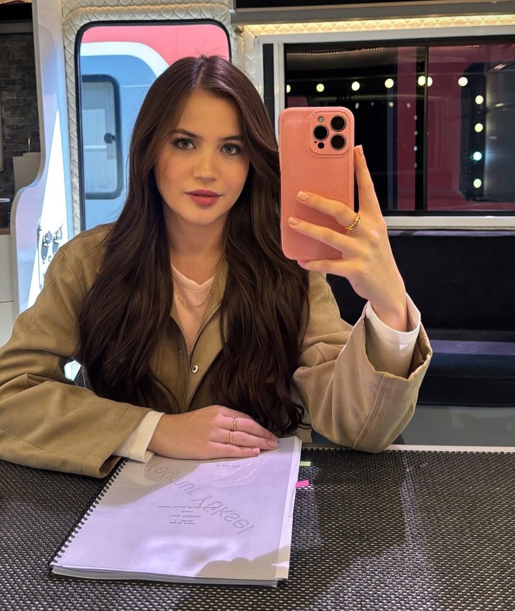 WOW!!!! UFFFF 💅🏻🔥🔥🔥 Absolutely GORGEOUS!! Look at this beautiful girl. Her hair is so lush and perfectly styled, it suits her so perfectly. Makeup is on point. And seeing her with the script makes me so happy and excited, I feel like I want to jump up and down. Pure