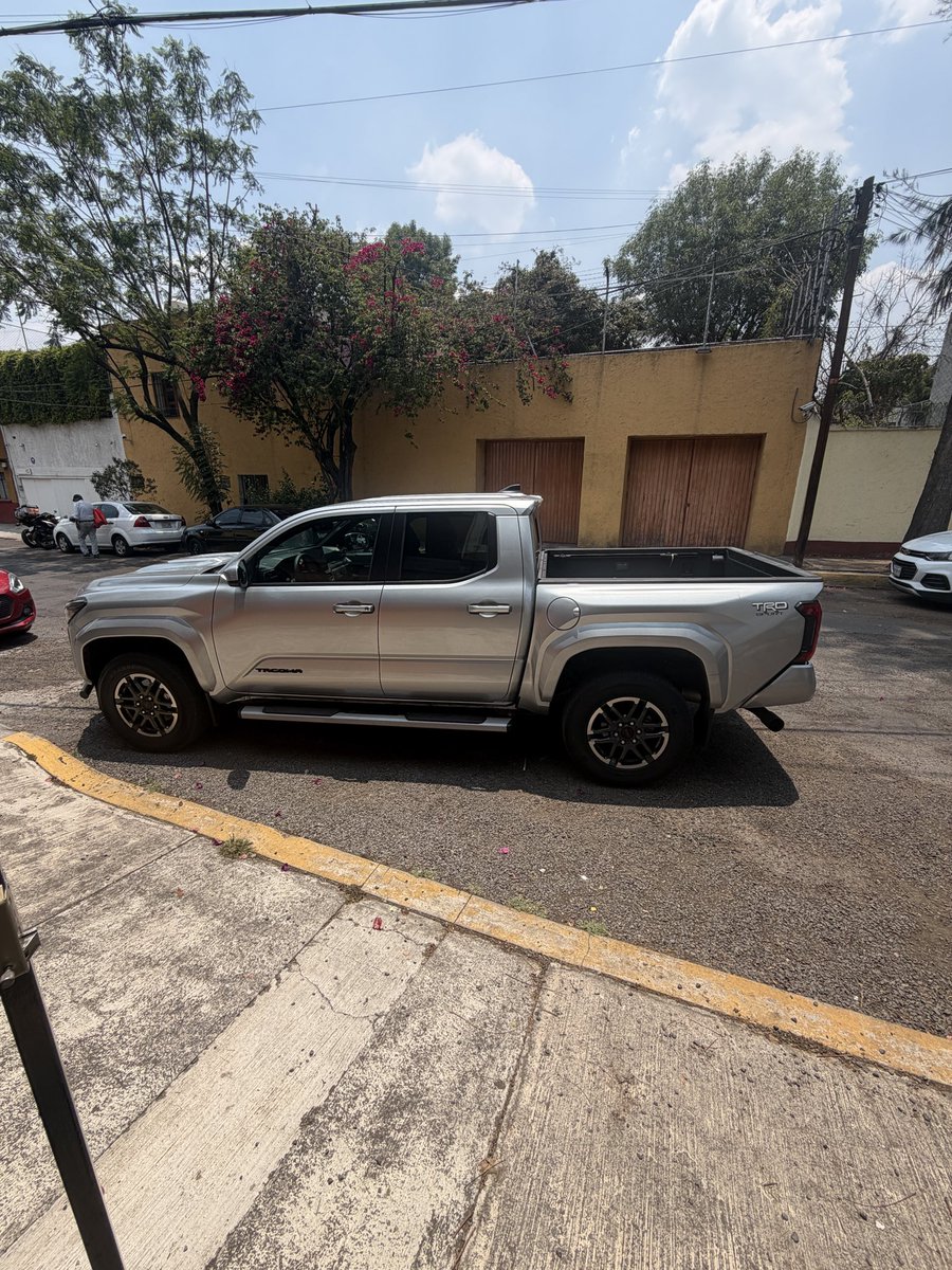 jeronimosainz's tweet photo. Camioneta bloqueando calle y portón de vecinos, urge atender. Calle San Luis Potosi en San Angel Tizapan

@UCS_GCDMX @AlvaroObregonMx @Alvaro_Obregon @SSC_CDMX https://t.co/vTNolcPSdC