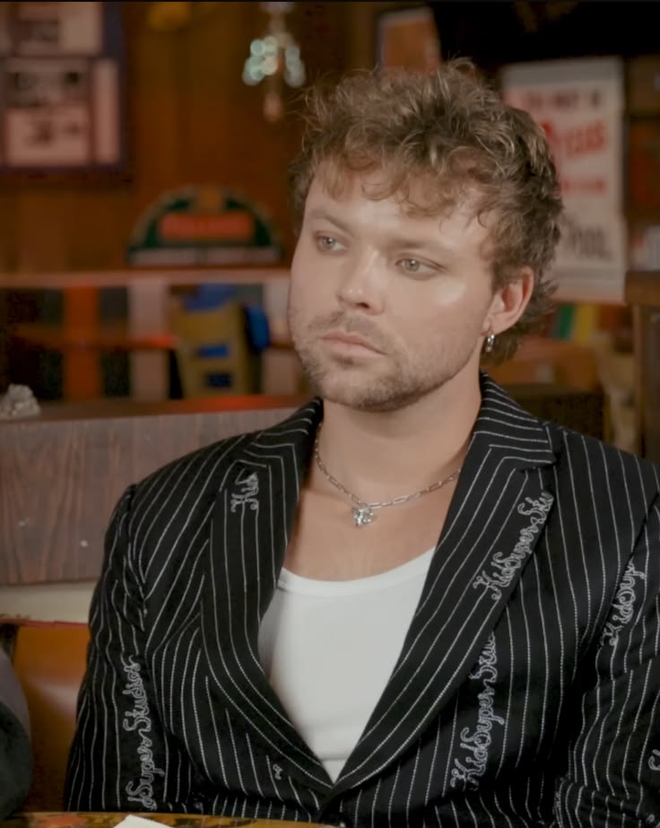 SUPERBLOOMCASH's tweet photo. still obsessed with the way ashton looked in this interview https://t.co/tn89VE4mrg