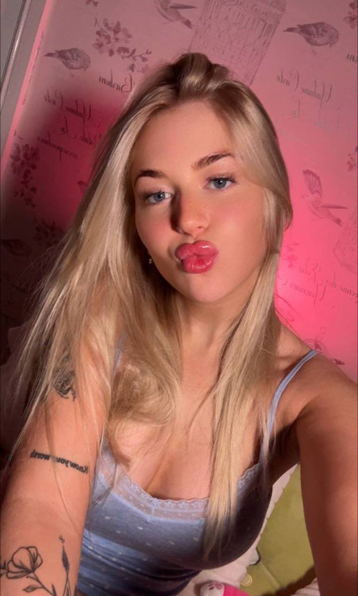 Chardonayrose's tweet photo. who wants to keep me company? <3 https://t.co/JnXYmfT9vL