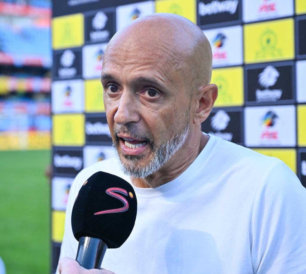 iDiskiTimes's tweet photo. 𝗖𝗔𝗥𝗗𝗢𝗦𝗢 𝗙𝗨𝗥𝗜𝗢𝗨𝗦 𝗪𝗜𝗧𝗛 𝗥𝗘𝗙𝗦

"Let's just think about what happened in Pirates match with Kaizer Chiefs - today again. Two broken shoulders, it was a fight that the referee has obligation to control.

"This is not the football we want to be played and to be officiated. Referees must prepare for the match, do their homework, so they know what they come for. 

"Control the game. Cause now we have players in hospital, shoulders broken, arm broken... Come on who is controlling this?

"Control the match in a proper way."

@ToyotaSA | #BetwayPrem