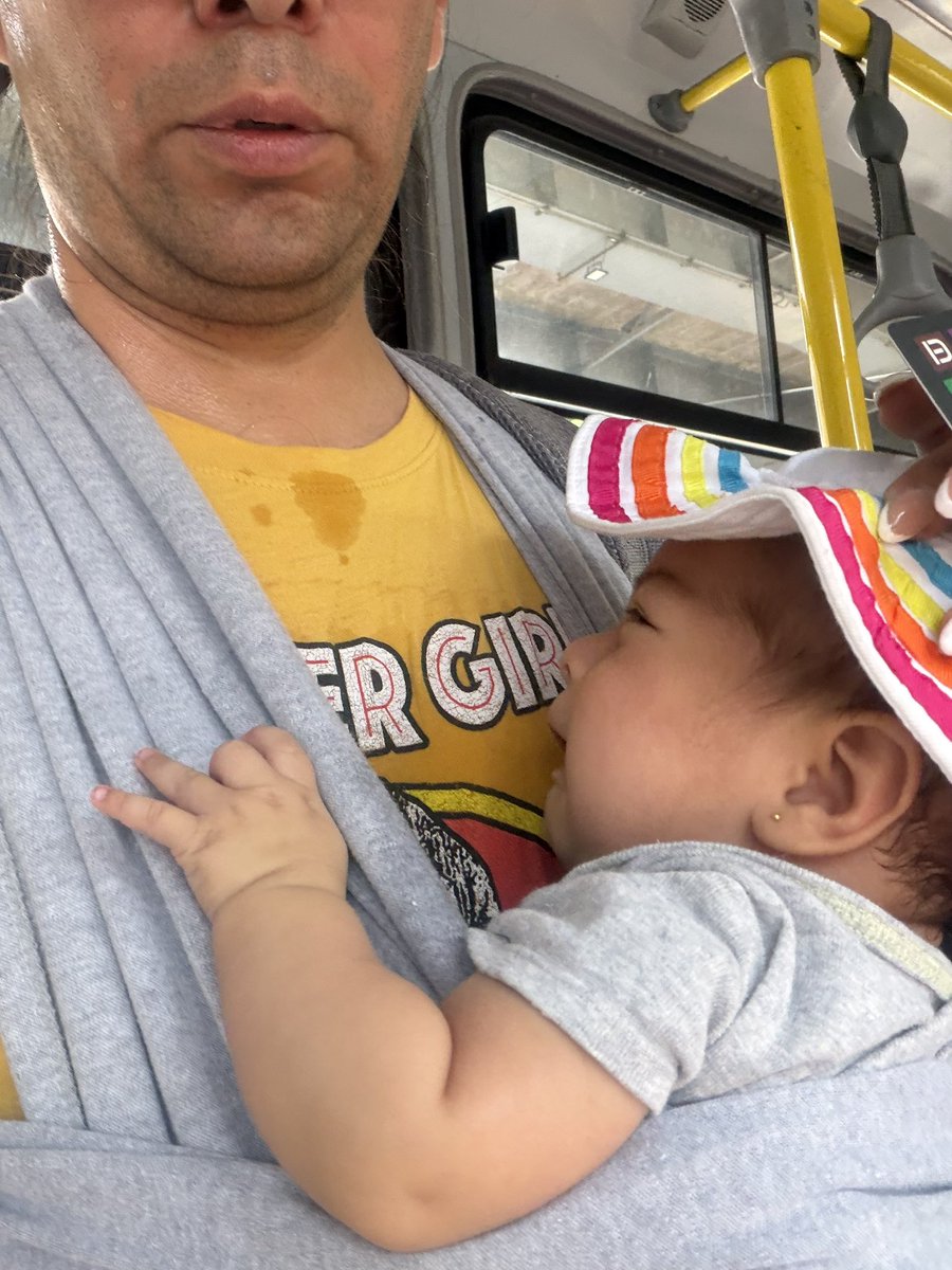JulioCesarZunig's tweet photo. @RTP_CiudadDeMex 13:38 el conductor de la unidad 7036 no se detuvo en la parada de Revolución y Murillo. Vengo con mi bebé de 3 meses! Cuando lo alcancé en la siguiente parada, argumenta que “debo estar en el borde de la calle (ciclovía) para que se detenga” https://t.co/fHVP5sJYHT