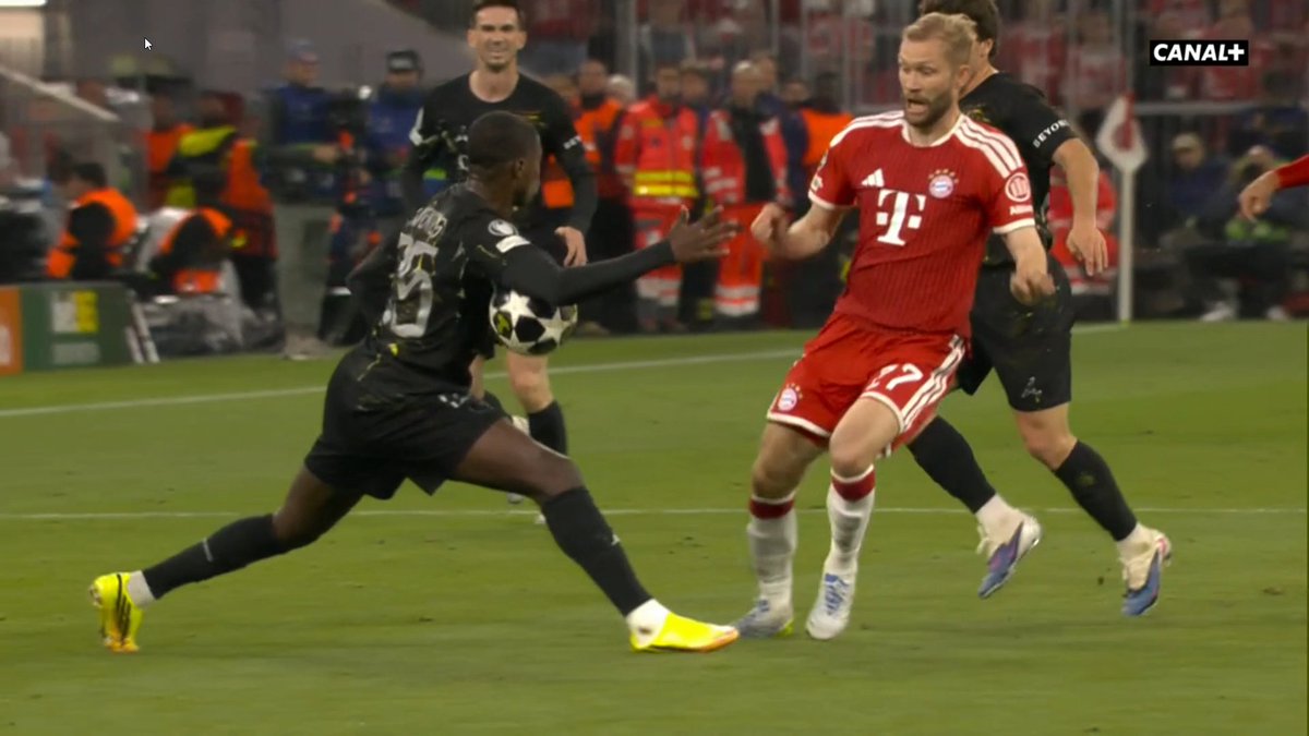 ArbitreVAR's tweet image. @FCBayern - @PSG_inside 
2 situations de mains consécutives, qui auraient pu valoir un 2nd jaune à Nuno Mendes, puis un penalty pour cette main de Neves.

Sur la main de Neves, l'arbitre siffle une main bavaroise juste avant, mais je n'ai pas vu de ralenti...

Votre avis ?