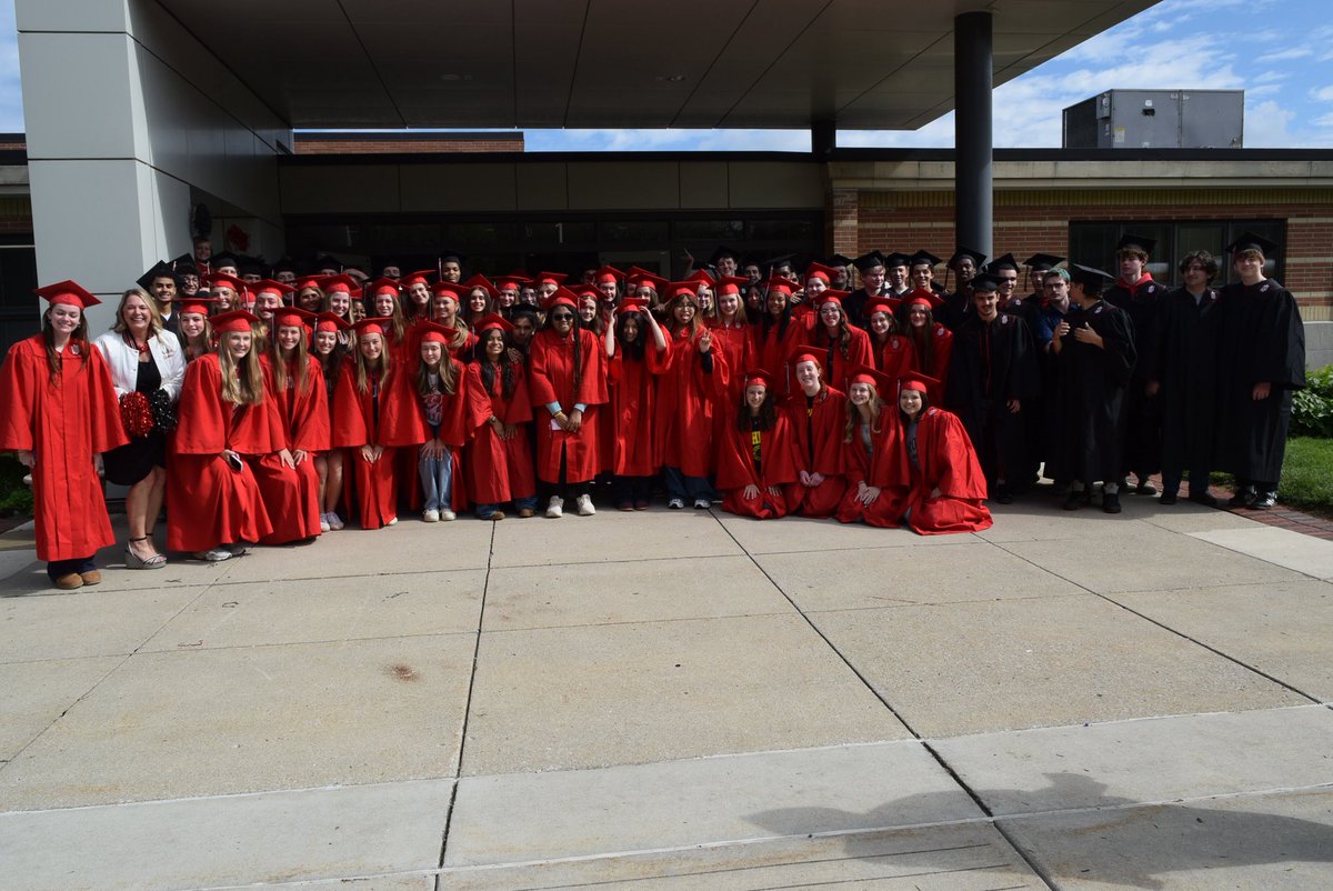 AllisonvilleES's tweet photo. We were excited to welcome back several former AV students today for the NC Grad Parade! Our students made signs and cheered on the seniors as they walked around the school. #WeareAV🐊 #WeGrowPanthers https://t.co/5ZE8o5yeFE