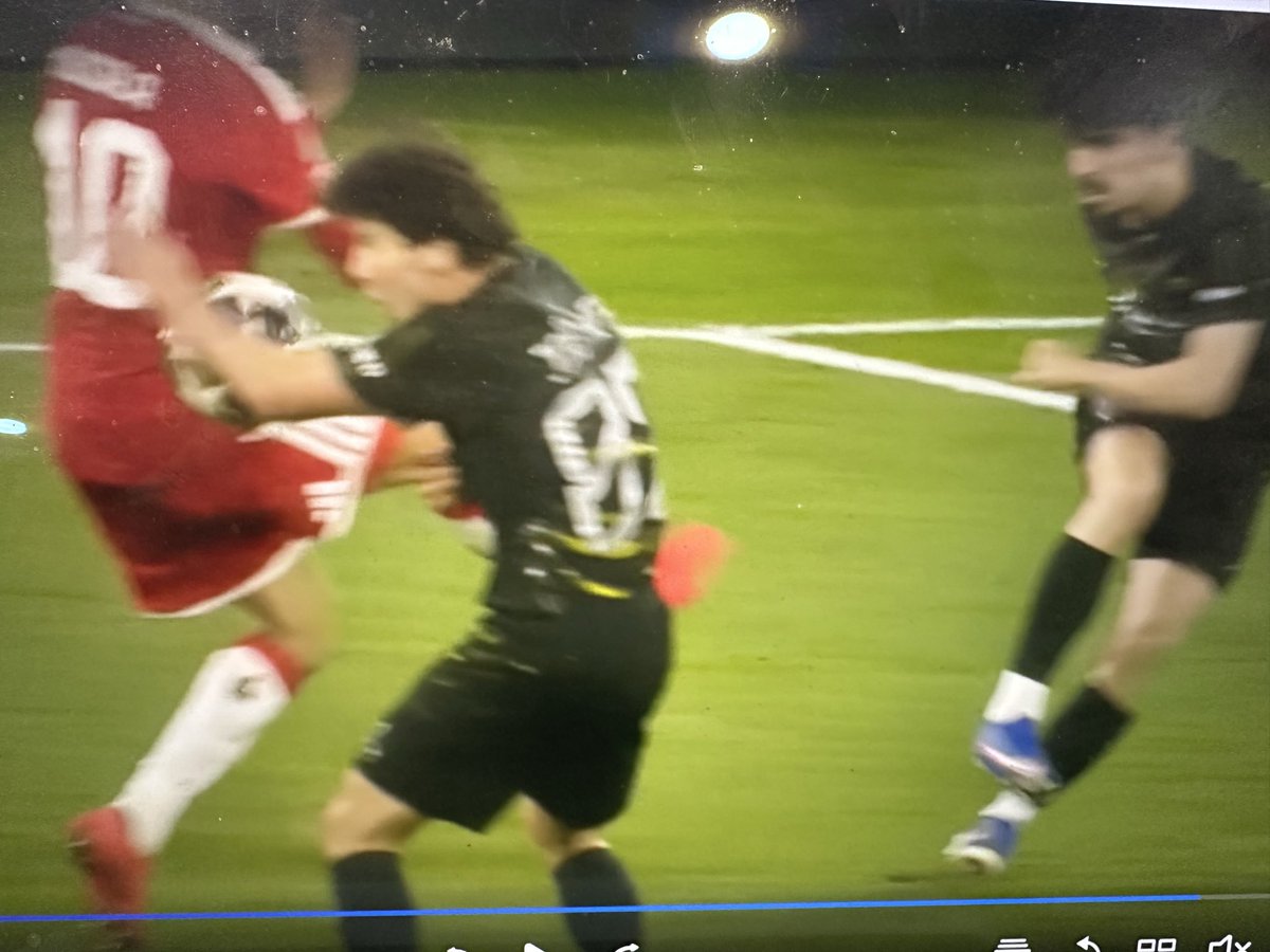 La obscenidad de la mano es lo que genera más dudas y polémica.
El árbitro, utiliza la lógica de pensar que no hay motivo alguno por el cual Joao Neves quisiera jugarla con la mano en un despeje y como consecuencia la juzga como casual