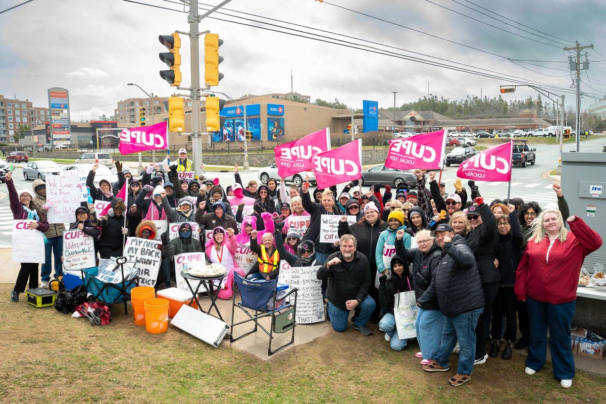 MarkHancockCUPE's tweet photo. Across Nova Scotia, the folks who look after our most vulnerable seniors are saying enough with low wages, understaffing, and being told to carry a broken system on their backs. @TimHoustonNS: stop the attacks on workers &amp; seniors. Give these workers the fair deal they deserve. https://t.co/J0EzEwXW39