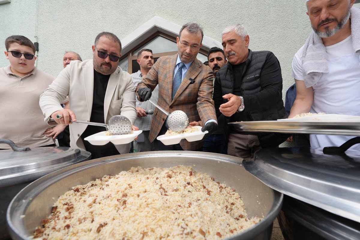 SameTOvuC's tweet photo. Bahar geldi hoş geldi. 🌷

Hıdırellez Bayramı dolayısıyla, Pendik Belediyesi tarafından geleneksel hâle gelen kutlamalar için Emirli Köyü'ndeydik.

Emeği geçen başta Pendik Belediye Başkanımız Sayın Ahmet Cin ve ekibine, kıymetli hemşehrilerimize ailece teşekkür ediyoruz. https://t.co/ljsOvf0yz5