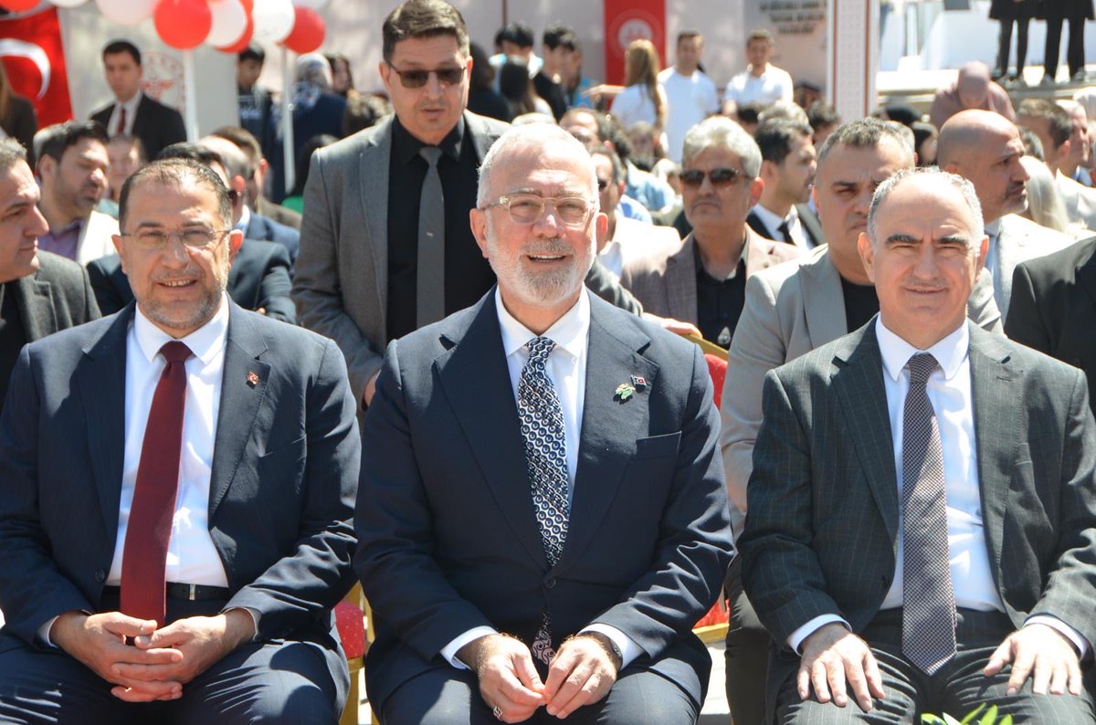 sabah's tweet photo. “Her kitap yeni bir kapı aralar, her satır zihnimizde yeni ufuklar açar. Okuyan insan sorgular, sorgulayan insan üretir, üreten insan ise topluma yön verir”

AK Parti Grup Başkanvekili Bahadır Yenişehirlioğlu Akhisar Kitap Fuarı’na katıldı. https://t.co/NdHq74AR2Z