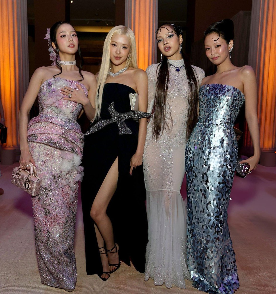 npomvtt's tweet photo. 💸💸💸 SOCORRO! Internautas coreanos usam foto do BLACKPINK no Met Gala pra atrair dinheiro, dizendo que a foto exala luxo.

Muitos estão postando a foto e/ou dando retweet nela. https://t.co/XmgGBkXKA9